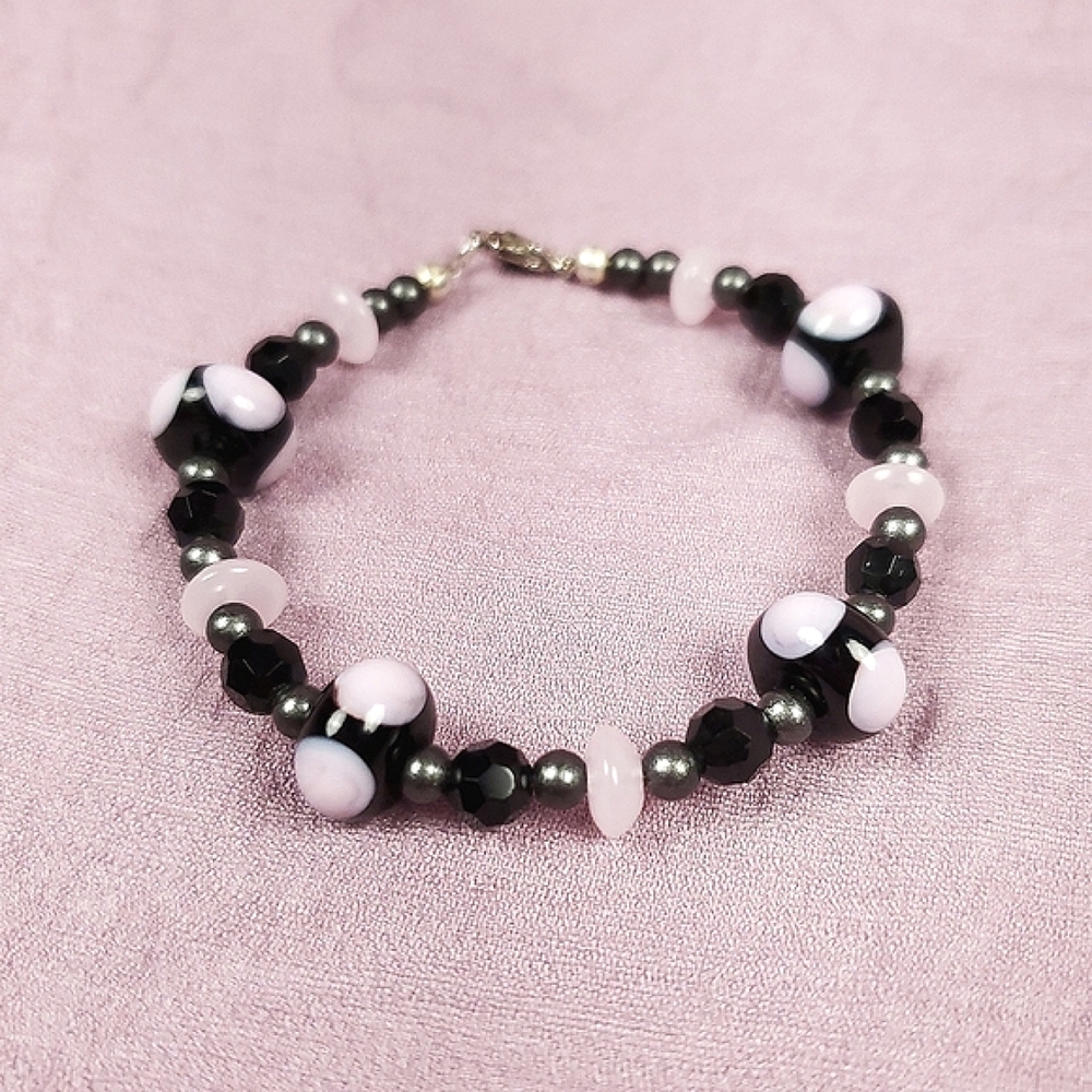 🦋 Pink and Black Beaded Bracelet 🦋1/$14~2/$24~3/$30🦋